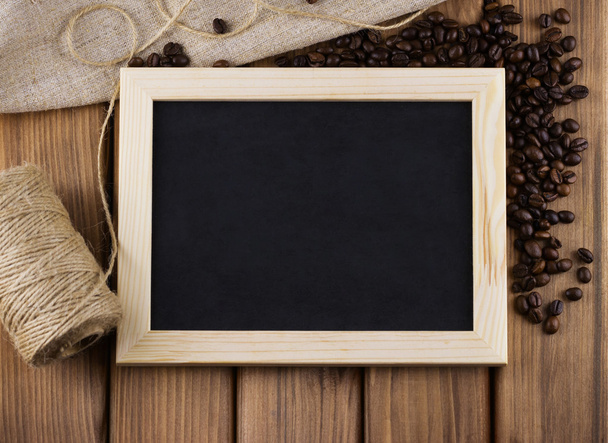 порожня дошка з смаженими кавовими зернами
, - Фото, зображення
