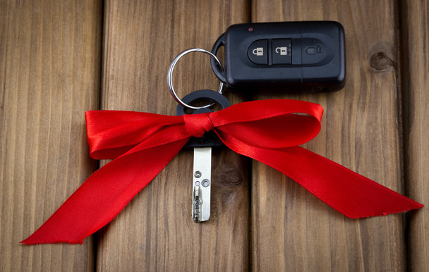 klíče od auta s červenou stuhu - Fotografie, Obrázek