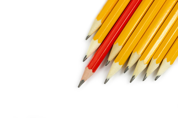 Lápiz rojo y lápices amarillos
 - Foto, imagen