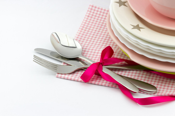 Пустые тарелки, вилка и ложка
 - Фото, изображение
