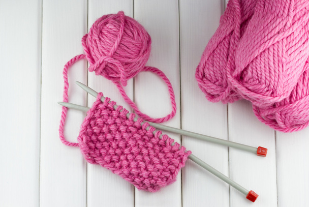 Palla di filato di lana rosa
 - Foto, immagini