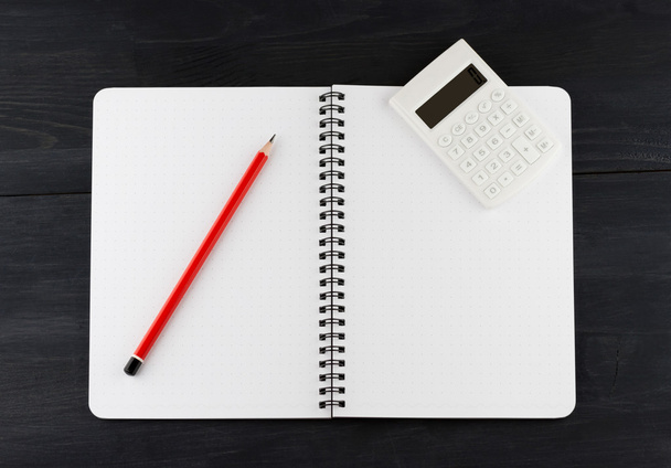 Calculadora branca, bloco de notas e lápis vermelho
 - Foto, Imagem