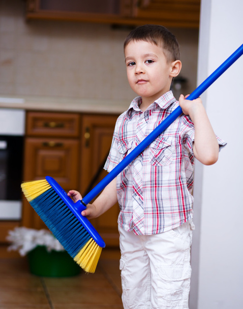 Reinigung. Junge macht Hausarbeit - Foto, Bild