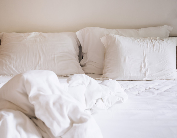 Blad van bed en kussens verknald in de ochtend - Foto, afbeelding