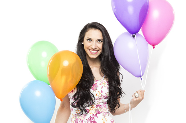 Aantrekkelijke jonge glimlachend Brunette houden kleurrijke ballonnen  - Foto, afbeelding