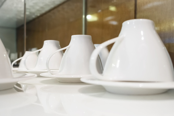 Кофейная чашка накрыта на стол в кафе-ресторане
 - Фото, изображение