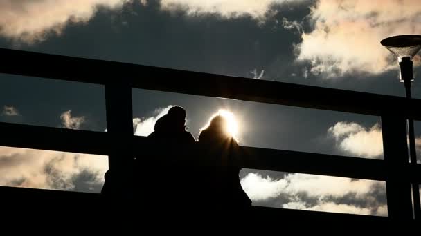 siluety lidí pohybuje na most zpomalené krásné mraky a slunce blikání - Záběry, video