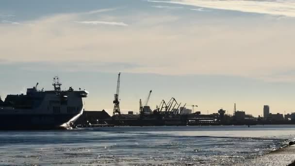 silhouette of passenger ship time lapse with port view - Footage, Video