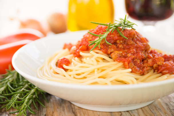 Ragú špagety na dřevěný stůl - Fotografie, Obrázek