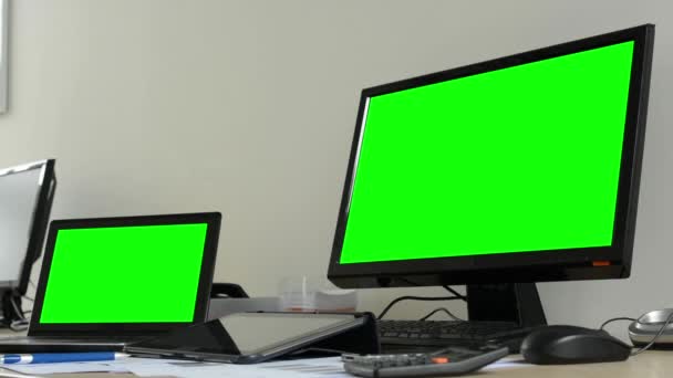 pöytätietokone ja kannettava tietokone toimistossa - vihreä näyttö - lähikuva
 - Materiaali, video