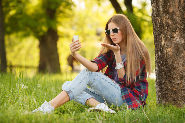 Όμορφη γυναίκα παίρνει selfie - Φωτογραφία, εικόνα