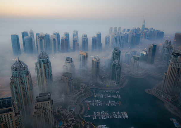Letecký pohled na mrakodrap mlhavé počasí Dubaj Marina na ranní - Fotografie, Obrázek