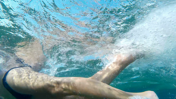Pływanie i ciesząc się widokiem na morze - Materiał filmowy, wideo