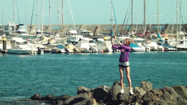 Modelu žena natáčení selfie foto proti yacht club - Záběry, video