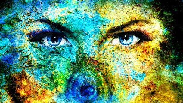 Ζευγάρι όμορφες γυναίκες μπλε μάτια, κοιτώντας ψηλά μυστηριωδώς από πίσω από ένα μικρό ουράνιο τόξο παγώνι χρωματιστό φτερό, υφή κολάζ με cracklee δομή - Φωτογραφία, εικόνα