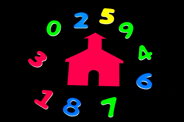 Casa de la escuela con números
 - Foto, Imagen