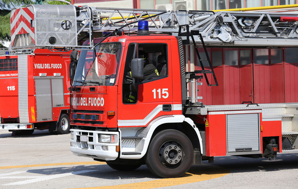 italienischer LKW mit Metallwaage von Feuerwehrleuten - Foto, Bild