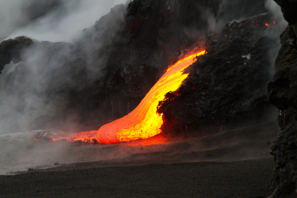 Flusso di lava di notte
 - Foto, immagini