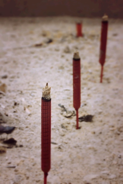 Bâtonnets d'encens brûlant au temple
 - Photo, image