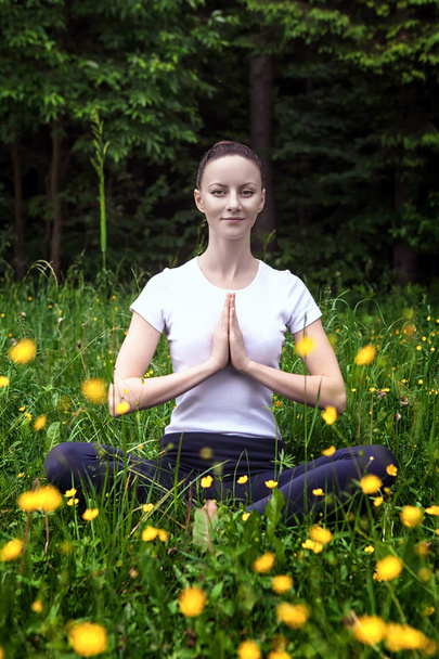 junges Mädchen praktiziert Yoga im Wald - Foto, Bild