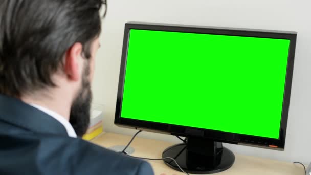 フル髭(ヒップスター)を持つ若いハンサムな男は、オフィスでデスクトップコンピュータ上で動作します-クローズアップ - 映像、動画