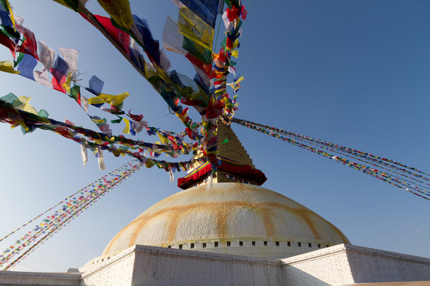 Bodnath Stupa tegen blauwe hemel - Foto, afbeelding