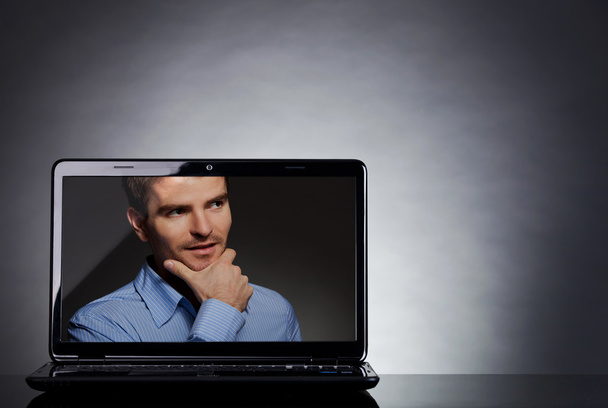 Homem na tela de um laptop
 - Foto, Imagem