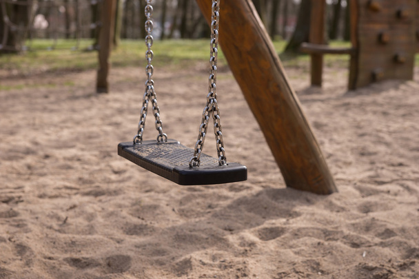 άδειο swing στην παιδική - Φωτογραφία, εικόνα