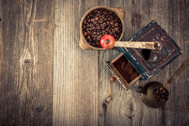 old grinder and coffee beans - Fotoğraf, Görsel