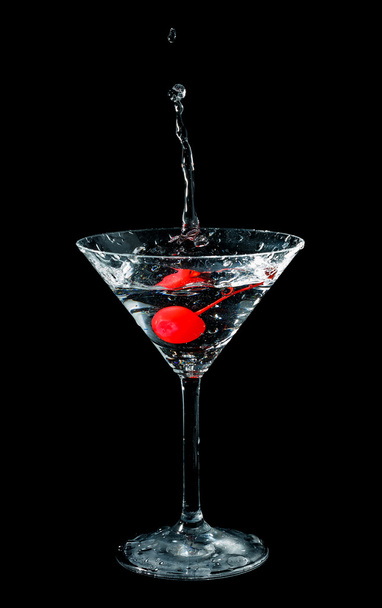 Cereja marrasquino caiu em copo de cocktail
 - Foto, Imagem