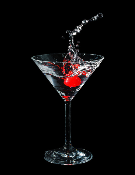 Cereja marrasquino caiu em copo de cocktail
 - Foto, Imagem