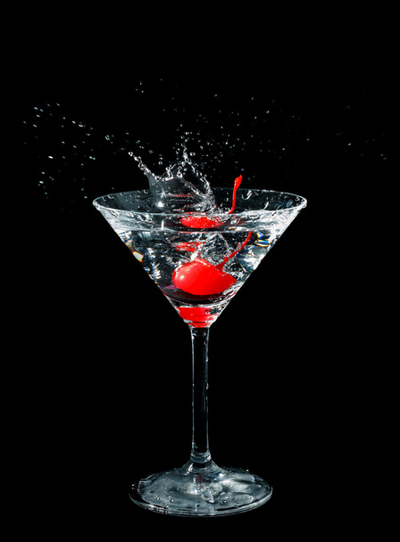 Maraschino cherry liet in cocktailglas - Foto, afbeelding