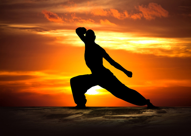 Боевые искусства Фитнес на закате
 - Фото, изображение