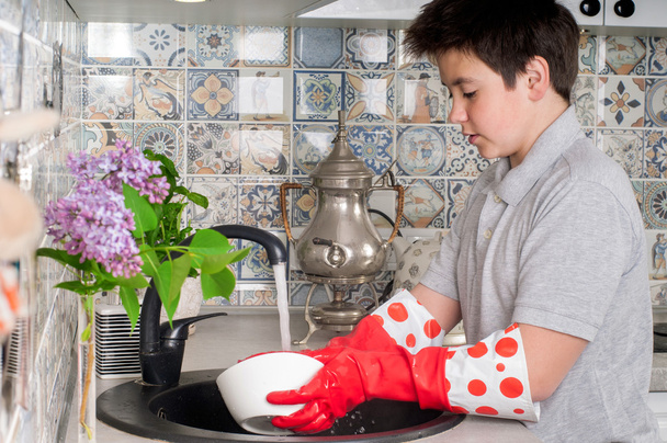 Мальчик моет посуду
 - Фото, изображение