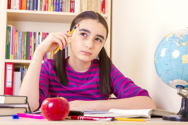 Malá školačka drží tužku a myšlení - Fotografie, Obrázek