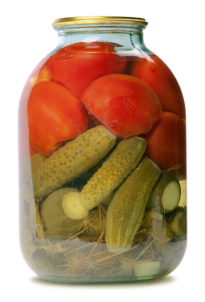 in een glazen pot gemarineerde komkommers en tomaten - Foto, afbeelding