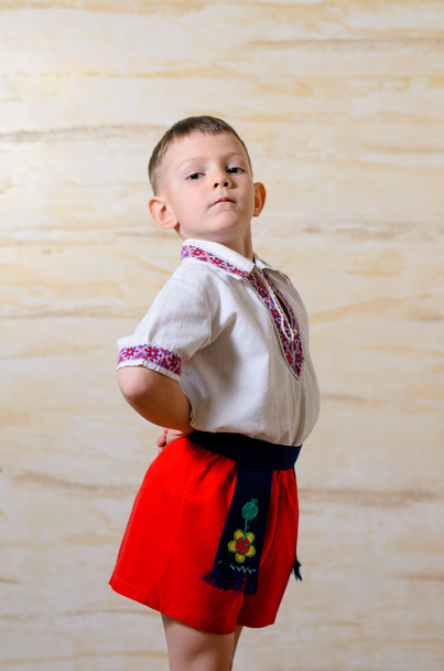 ucraniano talentoso chico posando con los brazos levantados
 - Foto, Imagen