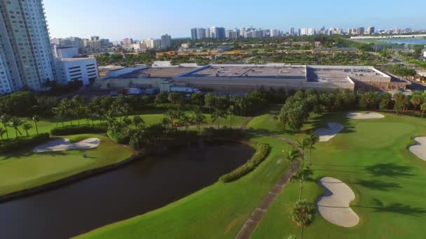 Luchtfoto video van een golfbaan - Video