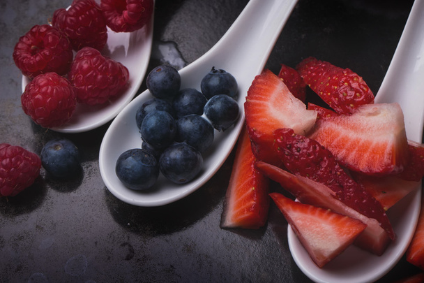 Pavlova μούρο κέικ συστατικά: τα βακκίνια, φράουλες και ra - Φωτογραφία, εικόνα