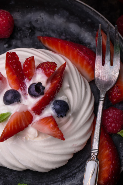 Pavlova berry cake met bosbessen, aardbeien en rasberries - Foto, afbeelding