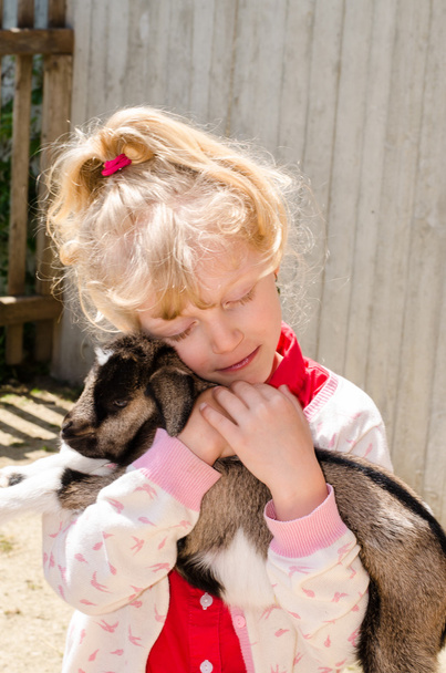Kız holding keçi - Fotoğraf, Görsel