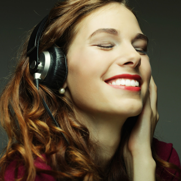 Young woman with headphones listening music - Fotoğraf, Görsel