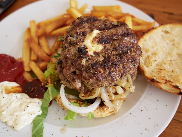 Великий сирний гамбургер з картоплею та салатом
 - Фото, зображення