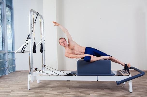 Pilates réformateur exercices d'entraînement homme à la salle de gym intérieure
 - Photo, image