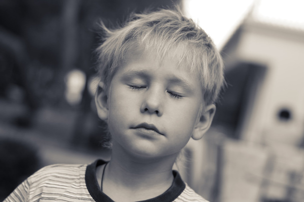 Dreamer. Mooie jongen, 6 jaar oud, zijn ogen gesloten. - Foto, afbeelding