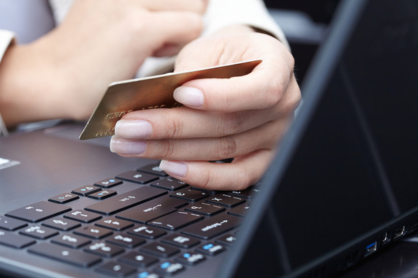 kobieta trzyma karty kredytowej na laptopie - Zdjęcie, obraz