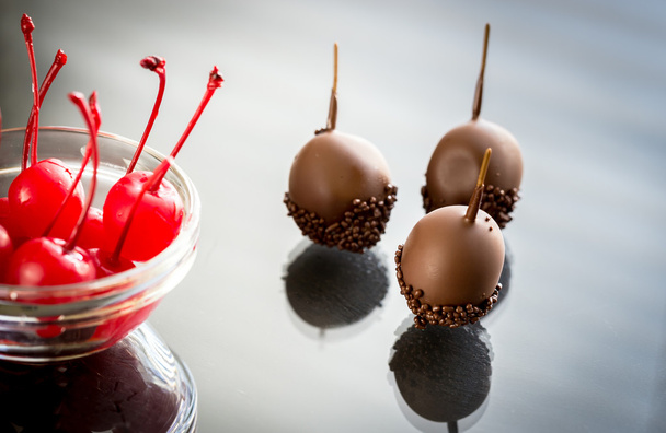 Cerezas de chocolate y cóctel en el vaso
 - Foto, Imagen