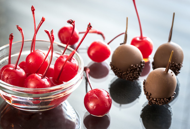 Csokoládé- és koktél cseresznye az üveglapra a képet tartalmazó - Fotó, kép