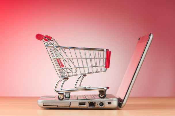 Internet concetto di shopping online con computer e carrello
 - Foto, immagini