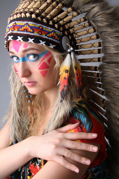 retrato de una chica en la imagen de los nativos americanos
 - Foto, imagen